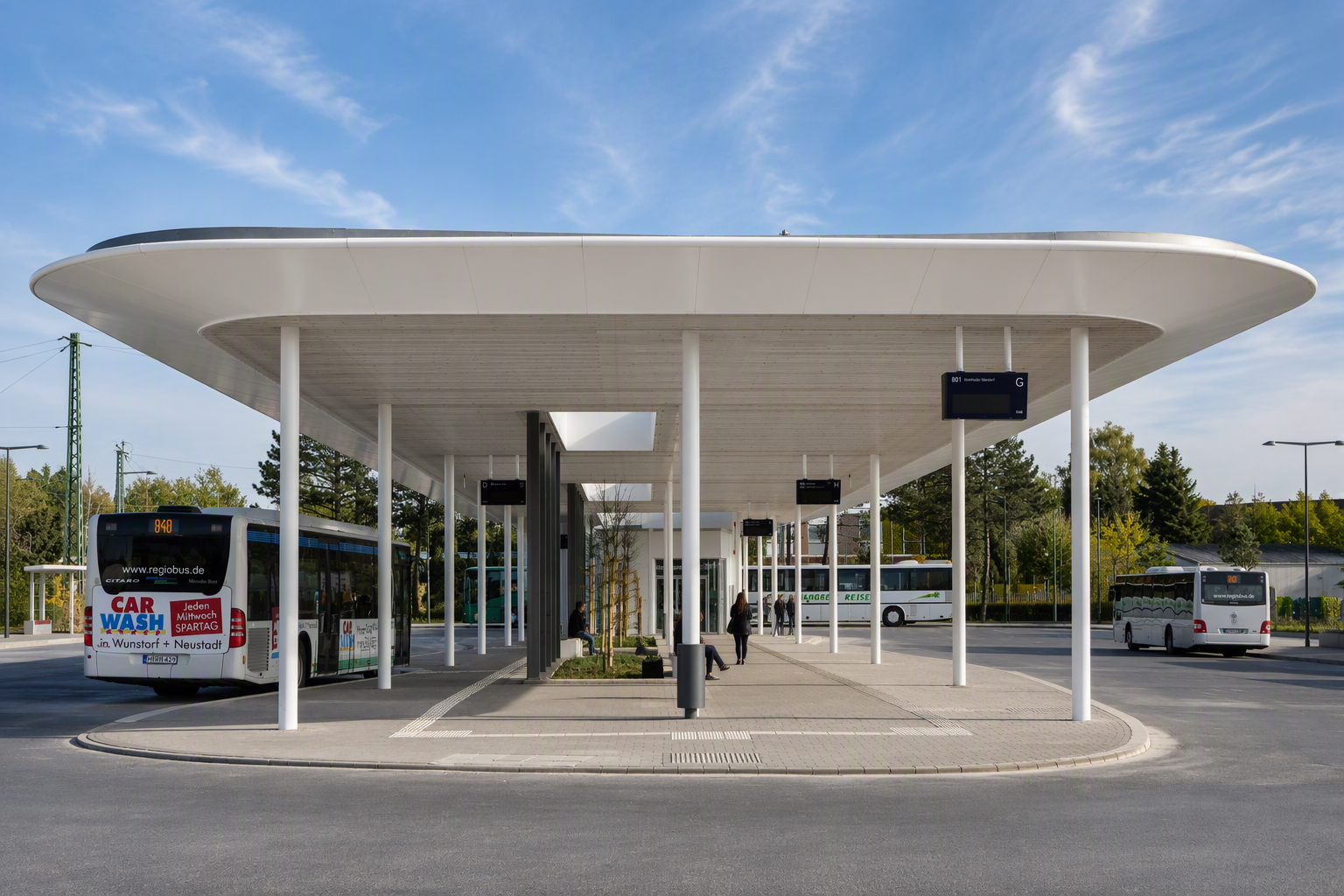 Dach und Servicegeb&auml;ude am ZOB Neustadt-Rbge 